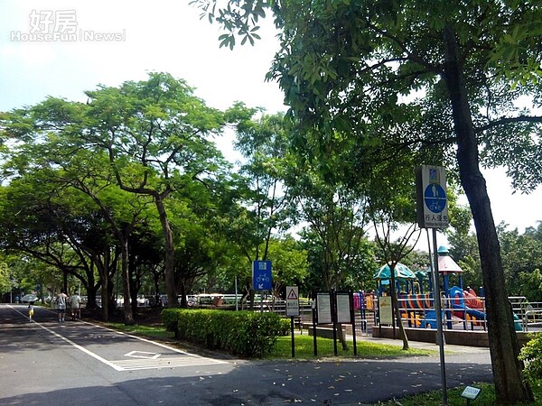 2南港、汐止鄰近山區，周邊有許多綠樹步道與運動設施。
