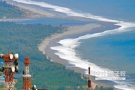 
東部海岸侵蝕嚴重，海岸線逐年退縮，縣議員許進榮要求政府保護人民財產安全。（莊哲權攝）
 