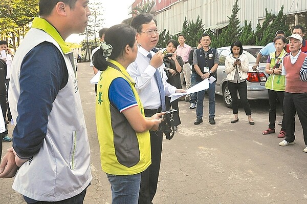 新屋區宸新禽畜糞堆肥場復照，居民擔心臭味薰天，市長鄭文燦（左三）承諾解決。 記者葉臻／攝影