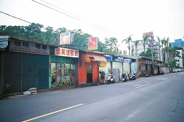 汐止明峰街上有位蔡姓房東前年將土地賣給他人後,仍陸續出租給8間店家。 記者王柔婷/攝影