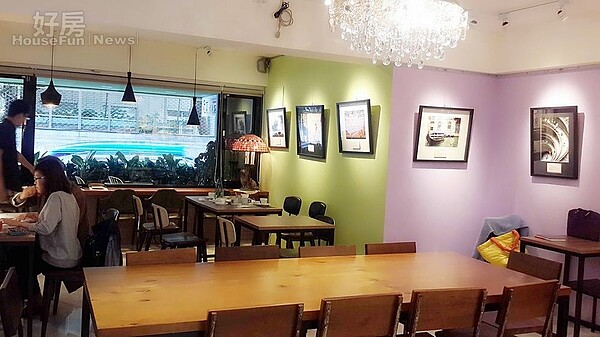 3.	雅致的用餐座位，與圖書空間各自獨立而充裕。
