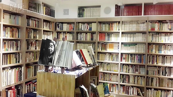 6.	地下室也有豐富文史哲類藏書，近七千餘種，供讀者盡情翻閱和選購。
