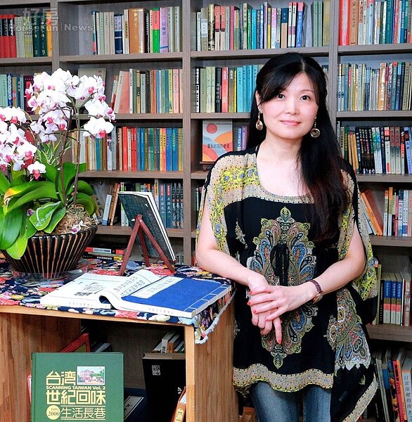 10.	對書懷抱莫大熱情的葉麗晴，一肩挑起老字號遠景出版社，把文學種子繼續散播出去。（陳丁光攝）