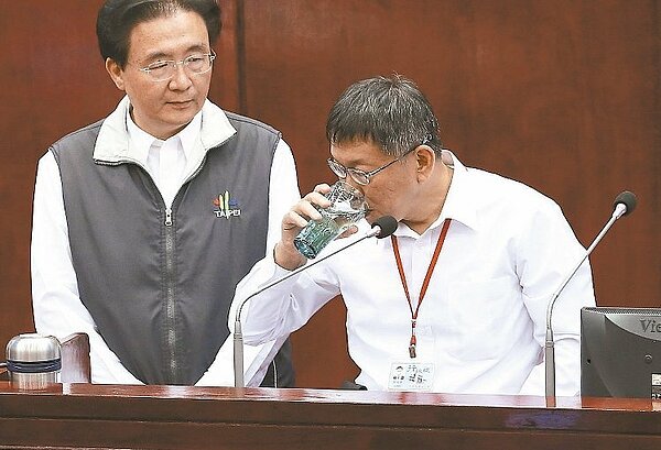 議員高嘉瑜抨擊麗湖國小的濾水器太髒,並端上一杯水請市長柯文哲喝喝看,柯當場喝了一口。 記者黃威彬/攝影