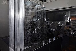 現場有各式蓮蓬頭陳列同時噴水，可看到各種不同的水流狀況