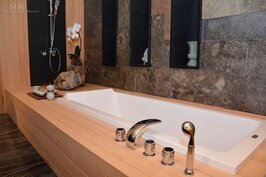 木頭與浴缸的搭配，可在家享受到日式泡澡的感覺