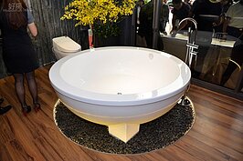 也有浴缸是獨立式，不須要與浴室建在一起