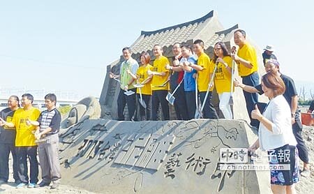 配合高鐵彰化站啟用,「田中泥雕藝術節」將於27日起在彰化站南側的稻田裡盛大登場,副縣長周志中(中)等人17日到先睹為快。(洪璧珍攝)