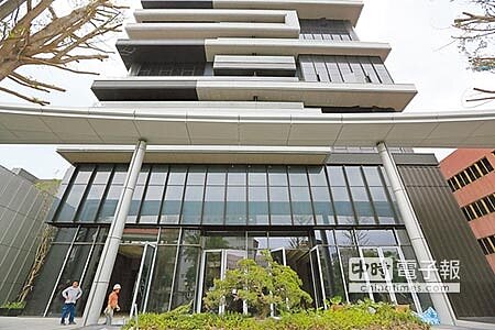 金雞母 士林夜市以攤販、平價商品為主,圓山一號院的新穎店面招租完成後,可以提供多元的商品給在地客與觀光客。(張鎧乙攝)