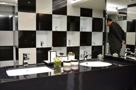 現代化衛浴設備與洗手間已經開始融入各種設計，在這邊有展示黑白相間的設計感