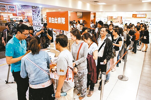 證所稅將廢,百貨零售業者按讚,評估將可激勵消費市場趨向活絡,為正值周年慶「封關」階段,帶來新一波業績高峰。 本報資料照