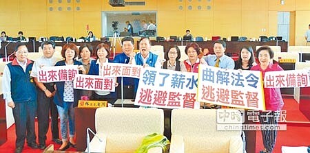 出來面對 市議會國民黨團抨擊市政顧問方昇茂,曲解法令、逃避監督;要求出來面對備詢。 (陳世宗攝)