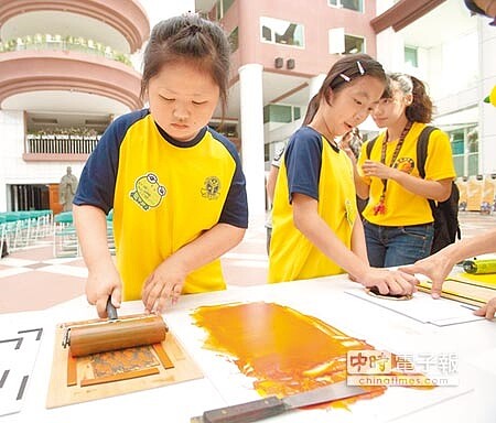 擁抱藝術樹人國小學生首次舉辦畫展,且在現場創作版畫作品。(黃仲裕攝)