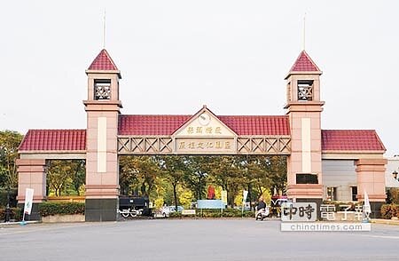 為迎接故宮南院,嘉義縣編列1500萬元預算,將向台糖承租蒜頭糖廠土地(見圖,呂妍庭攝),打算做二房東進行招商,除引進微型博物館和文創資源,還要廣招A咖商家進駐,要把鄉土味濃厚的糖廠加以轉型,與故宮南院無縫接軌,打造成文創商業區,台灣第2個駁二特區。