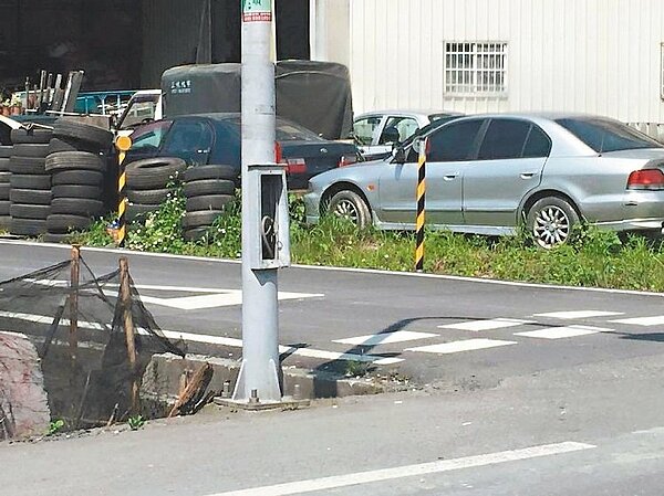 宜蘭市嵐峰路三段462巷囗也出現路燈開關蓋失竊情形。 圖/縣議員黃定和提供