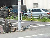 危險！宜蘭路燈蓋被偷　電線裸露