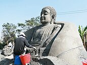 喜迎高鐵停靠　田中首創泥雕節