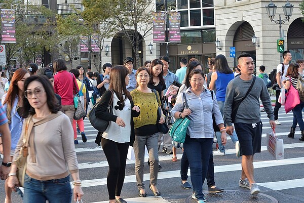 信義商圈由於百貨眾多，人潮總是洶湧。（好房網News記者 陳韋帆／攝影）