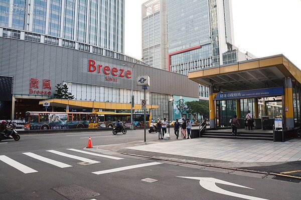 去年風光開幕的微風信義店,大門被建管處查出是新違建。(好房網News記者 陳韋帆/攝影)