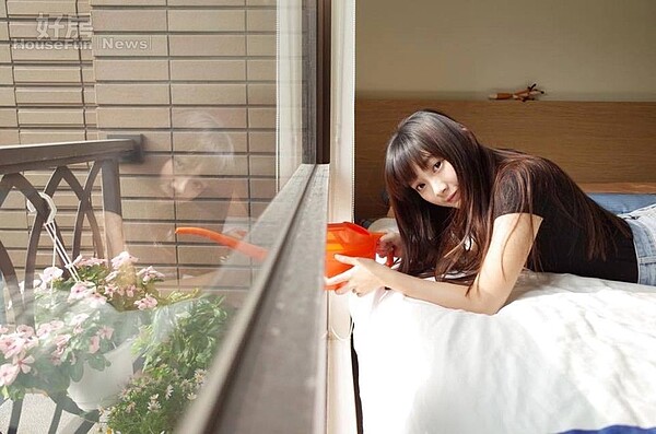 2.優格姐姐將套房的小陽台,打造成充滿療癒感的空中花園。