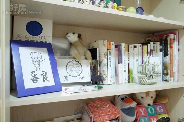 4.	房間書櫃擺滿著書與各種收藏品，左邊可愛插畫是牛奶哥哥林宗彥親自畫的。
