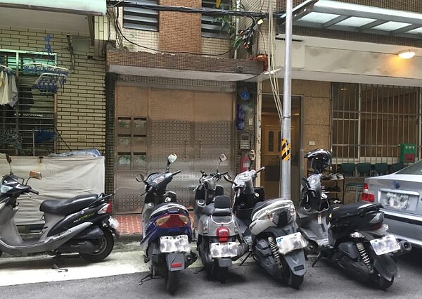 網友抱怨自家公寓門口停太多機車,造成出入不方便。(網友kenkao25提供)