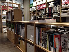 不只有獨立的書店空間，無印良品的生活用品區塊也會根據主題擺置相關書籍，供民眾直接參考。（好房網News記者魏瑩華／攝影）