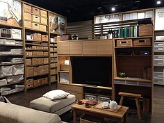 不只有獨立的書店空間，無印良品的生活用品區塊也會根據不同主題擺置相關書籍，供民眾直接參考。（好房網News記者魏瑩華／攝影）