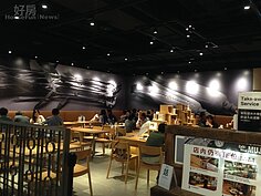 MUJI Cafe & Meal也是無印良品的亮點，提供無印風格的餐點。（好房網News記者魏瑩華／攝影）