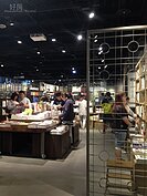 無印良品善用台南老屋的元素，讓鐵花窗成為無印良品書店的空間語彙。（好房網News記者魏瑩華／攝影）