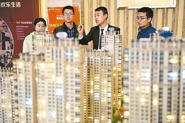 大陸國家統計局發佈10月70個大中城市住宅銷售價格統計數據顯示,新建商品住宅與二手住宅價格較去年同期增加的城市分別為16個和24個。圖為山西太原一房地產銷售人員向民眾講解選購房屋。(中新社)