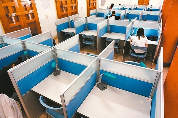 嘉義市九華山地藏庵K書中心環境優良,但傳出使用率不佳,廟方考慮關閉轉為其他用途。 (記者林伯驊/攝影)