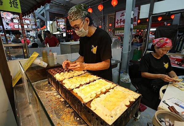 高雄市三民區建工夜市商場將於本周五20日開幕,第1排美食攤商們18日晚間已開始試營業。(王錦河攝)