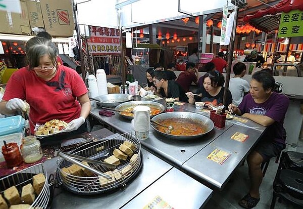 高雄市三民區建工夜市商場將於本周五20日開幕，第1排美食攤商們18日晚間已開始試營業。（王錦河攝）