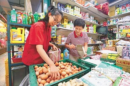 
吃不消中華民國養雞協會的雞蛋產地交易行情報價，11月17日雞蛋批發價來到每台斤39元，創下8個月來的新高。圖為民眾選購雞蛋的畫面。（陳信翰攝）
 