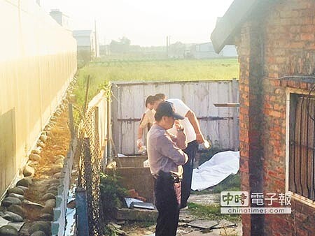 令人鼻酸李婦陳屍在自家庭院中,兒子死在屋內床上屍體已經腐爛,張貼在鐵門的水費催繳單日期為9月30日,警方研判李家母子死亡至少2個月。(陳淑娥攝)