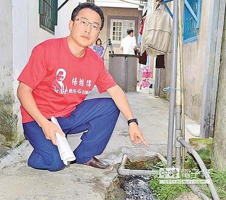 楊朝偉指出,三元一街113巷內家戶廢水直接排出屋外,可能因此汙染當地長年賴以為生使用的井水。(林駿剛攝)