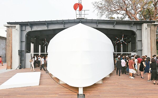 來自南投的「微熱山丘」昨在高雄駁二藝術特區開店，外觀有如白色船塢，加入面向港區的潔白船型棚架，有即將揚帆出航的意涵。 記者劉學聖／攝影