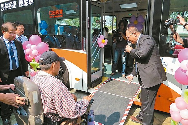 高鐵聯外免費接駁快捷電動公車，採用低地板設計，方便身障人士、兒童與年長者上下車。 記者陳信利／攝影