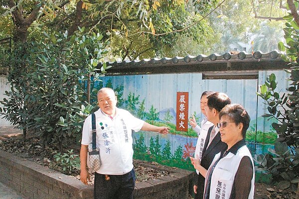 台中無黨聯盟的市議員指出瓦斯公司在公園或住宅區，違規設置整壓站。 記者陳秋雲／攝影