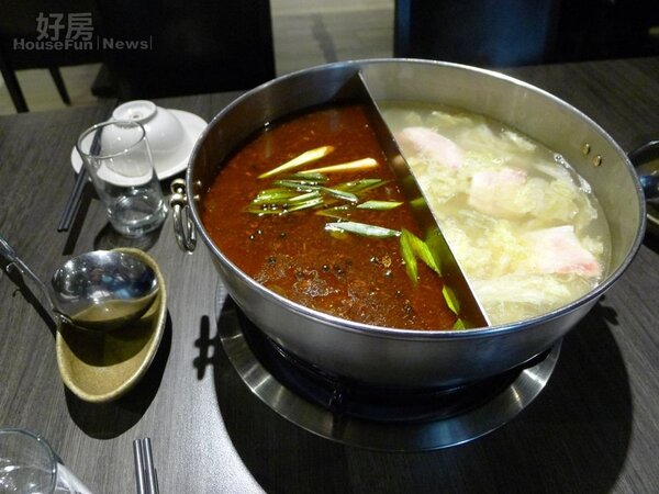 5.	蔬菜與大骨熬製的湯頭，兩種不同的湯底還可以混合一起喝。
