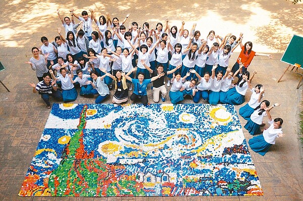 曉明女中美術老師吳清川創意教學,暑假發起蒐集保特瓶蓋當創作媒材 圖/喻文玟