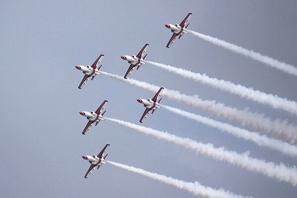 萬人搶先看
新竹空軍基地明天開放參觀,昨預校,近萬人參觀,雷虎小組特技表演吸睛(圖),阿帕契攻擊直升機吸引民眾。 記者王敏旭/攝影