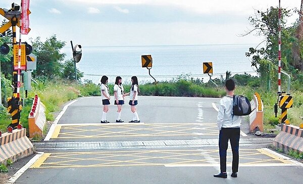 有學生到台東太麻里平交道仿照留念。 (圖/尤聰光攝影)
