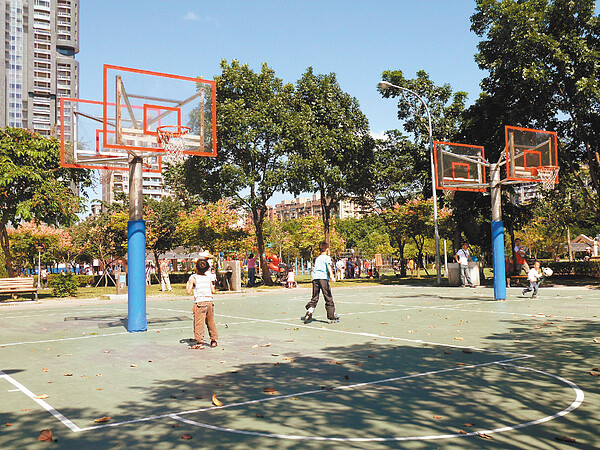 大安森林公園籃球場,因球場鋪面材質過滑,使用安全已亮紅燈。 記者周志豪/攝影
