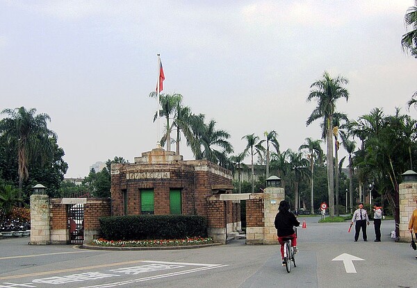 台大是全台最頂尖學府,許多家長搶著設籍在大安區,就是為了讓子女有豐富的教育環境。(取自維基百科)