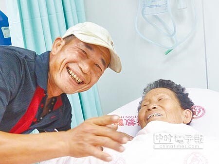77歲的黃方金珠阿嬤在山區失蹤7天獲救,20日下午在醫院急診室與小兒子喜相逢,母子倆都開心極了。(洪璧珍攝)