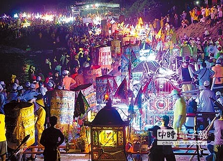 請水持續到天黑,沙灘上神轎全點亮LED燈。(王英豪攝)
