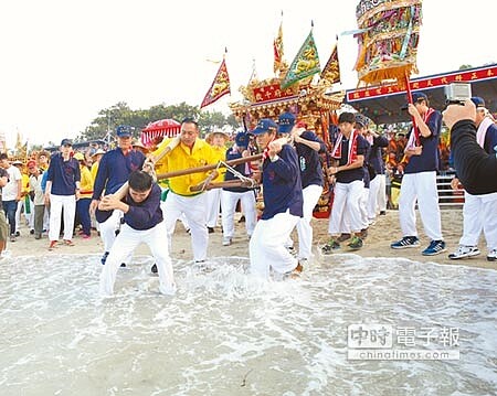 
小琉球人扛著神轎到海邊，迎接乘海而來的大千歲。（王英豪攝）
 