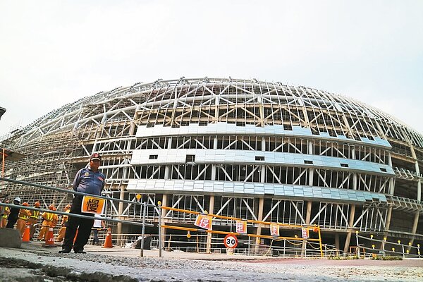 北市府上午與大巨蛋協力廠商自救會舉行座談,但遠雄董事長趙藤雄缺席,北市呼籲趙應一同坐下來商討後續如何解決。 報系資料照